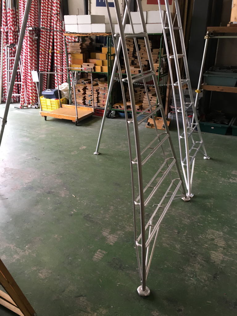 楽天市場】園芸用アルミ三脚 10尺 約3.0m 300cm シンセイ ステップ付 足置き付き 軽量 剪定 園芸三脚 アルミ 脚立 三脚 アルミ脚立  ハシゴ はしご 踏台 足場 手入れ 庭木 植木 造園 園芸 : ガーデンメイト
